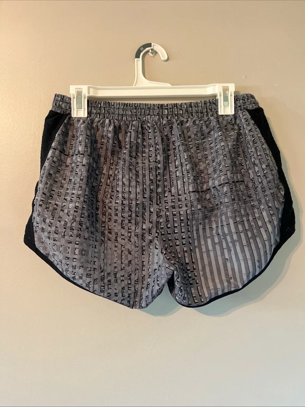 Women’s Under Armour Loose Gray Black Lined Running Athletic Shorts Medium